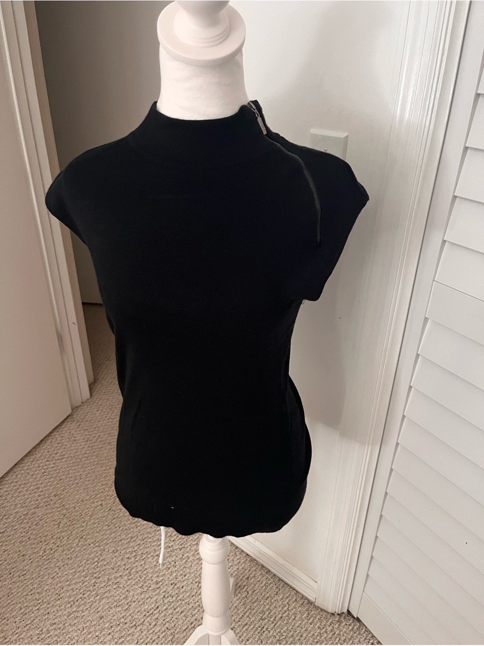 Carmen Marc Valvo Size Large Black Sleeveless Mock Neck Sweater W/Zipper Accent